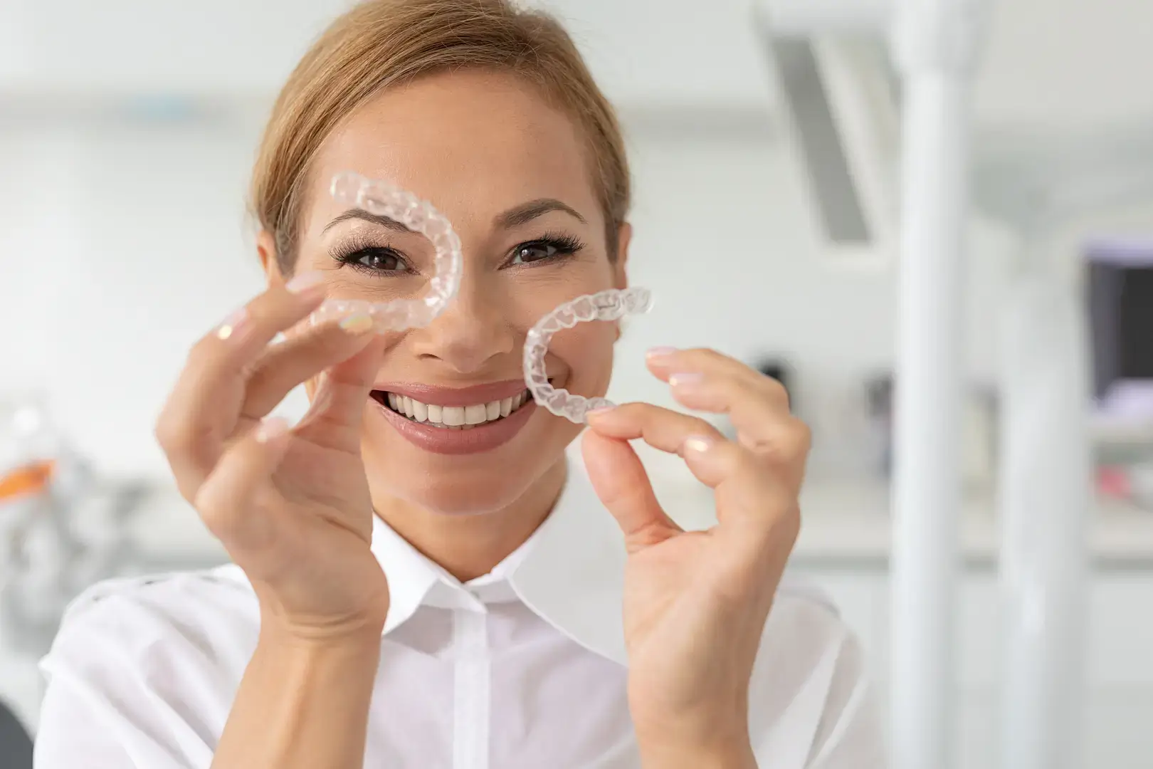 Clear Aligner und unsichtbare Zahnspange für die diskrete Zahnkorrektur