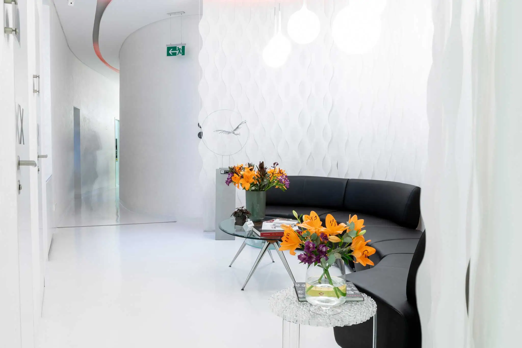 Moderne Zahnarztpraxis und Wartebereich des Fehér Dental Teams in Sopron